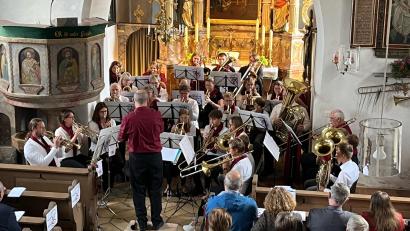 Bild: Eva Seifried
Chorleiter Markus Sparrer dirigierte den Posaunenchor mit großer Freude und führte durchs Programm.