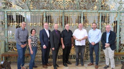 Bild: Simon Hauck, Stadt Amberg
Zufriedene Gesichter bei Organisatoren und Förderern der Amberger Orgelmusik 2026 anlässlich der Spendenübergabe in der Schulkirche (von links): Kulturamtsleiter Reiner Volkert, Kulturfachkraft Barbara Cosima Frey, VR-Bank-Vorstand Martin Sachsenhauser, Stadtpfarrer Thomas Helm, Regionalkantor Bernhard Müllers, Orgelverein-Vorsitzender Franz Meier, Oberbürgermeister Michael Fritz und Kulturreferent Dr. Fabian Kern.