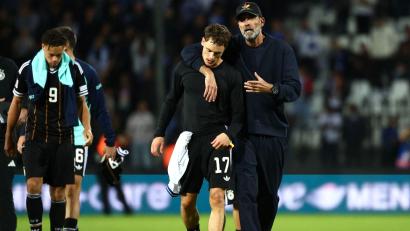 Bild: Christian Charisius/dpa
Jürgen Klopp als Umarmer und Menschenfänger, wie nach dem Spiel mit Kapitän Florian Wirtz.