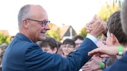 Bild: Bernd Thissen/dpa
Handshake mit dem Kanzler: Friedrich Merz hat am Montag sein altes Gymnasium in Rüthen besucht