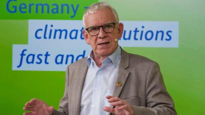 Bild: Sergei Grits/AP/dpa
„Urgestein der deutschen Umwelt- und Klimapolitik“: Jochen Flasbarth (Archivbild)