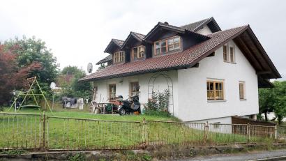 Archivbild: Christine Vincon/dpa
Das Mehrfamilienhaus in Zwiesel, nachdem dort drei Leichen entdeckt wurden.