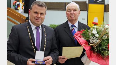 Archivbild: Norbert Härtl, Archiv Stadt Windischeschenbach
Siegfried Weber (rechts) erhielt 2016 aus den Händen von Bürgermeister Karlheinz Budnik die Bürgermedaille der Stadt Windischeschenbach. Zehn Jahre später ist Weber jetzt im Alter von 95 Jahren verstorben.