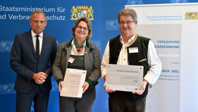 Bild: Astrid Schmidhuber
Umweltminister Thorsten Glauber (links) übergibt die Auszeichnung an Erika und Günter Sauer.