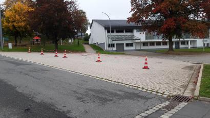 Bild: wkr
Eltern, die ihre Kinder zur Schule bringen, benutzen die Bushaltestelle vor der Schule in Ebnath als Wendemöglichkeit. Um die wartenden Schulkinder vor gefährlichen Wendemanövern zu schützen, hat die Gemeinde jetzt Pylonen aufgestellt. Auch das Schulpersonal soll aufpassen.