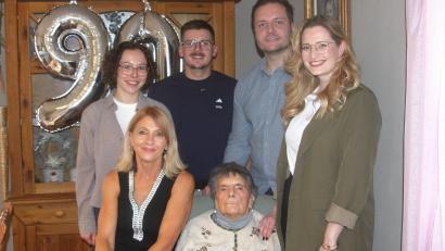Bild: Werner Robl
Am vergangenen Sonntag feierte die einstige Wondreberin Margaretha Schiener zusammen mit ihrer Familie in Tirschenreuth ihren 90. Geburtstag.