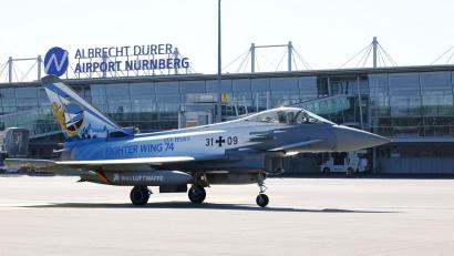 Bild: Daniel Löb/dpa
Eurofighter-Kampfjets der Luftwaffe trainieren derzeit am Flughafen Nürnberg die Zusammenarbeit mit zivilen Strukturen.