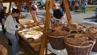 Bild: Elisabeth Dobmayer
Die frischen Bauernbrotlaibe fanden beim Erntedankmarkt in Neustadt/WN reißenden Absatz. Außerdem gab es Kirchweihkuchen und Schmalzgebäck.