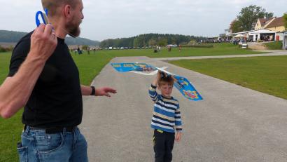 Bild: mfh
Kein Wind zum Drachenfest: Manche Kinder ließen deshalb den Papa mit dem Drachen laufen.