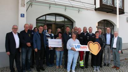 Bild: Uli Reindl
Raiffeisenbank-Vorstand Klaus Wild (rechts) und Xaver Lobensteiner von der Geschäftsstelle Freudenberg (links) übergaben Spenden in Höhe von 9.000 Euro an gemeinnützige Vereine und Organisationen aus dem Geschäftsgebiet Freudenberg. Darüber freute sich auch Bürgermeister Reiner Wiedenbauer (Zweiter von rechts).