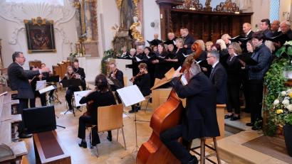 Bild: Robert Dotzauer
Unter Leitung von Ottmar Schmitt beeindruckte der St. Thomas-Chor Trockau mit einem starken Chor- und Orchesterglanz. Aus Anlass des Speinsharter Rosenkranzfestes bestimmte marianische Kirchenmusik das Konzertprogramm.