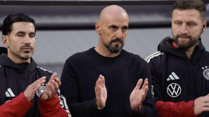 Bild: Oksana Dzadan/dpa/
Trainer Antonio Di Salvo (M.) wurde im ostwestfälischen Paderborn geboren. (Archivbild)