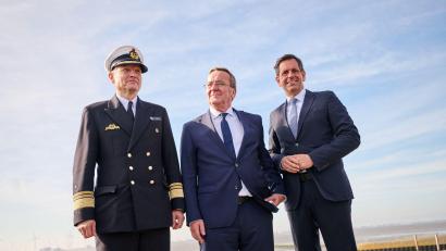 Bild: Sina Schuldt/dpa
Der Inspekteur der Marine, Vizeadmiral Wilhelm Tobias Abry, Bundesverteidigungsminister Boris Pistorius und Niedersachsens Ministerpräsident Olaf Lies (beide SPD, l-r) stellten die Pläne für den neuen Marinehafen in Emden vor.