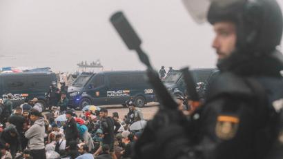 Bild: Fabian Suspensivo/ZUMA Press Wire/dpa
Migranten wurden in Ceuta von starken spanischen Polizeikräften von einem Hüttenlager am Strand fortgebracht.