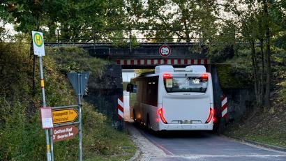 Bild: upl
Dieser Iveco-Bus passt gerade noch durch die Unterführung bei Altmannshof, sein modernerer Kollege nicht. Die Haltestelle (links) wurde deswegen verlegt.