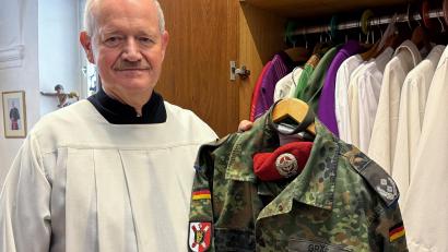 Bild: Stephan Huber
Seine Uniform als Oberstleutnant hat Gereon Gräf gegen Albe und Dalmatik (Rock und Talar) eines katholischen Diakons gewechselt. Hier beim Pressetermin in der Sakristei von St. Marien in Sulzbach.