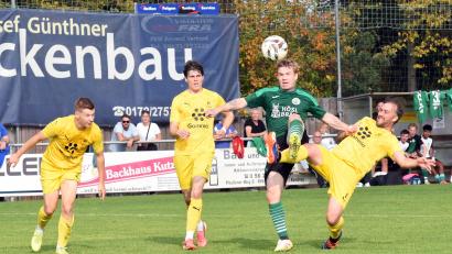 Bild: Rudi Gebert
Der SV Mitterteich besiegte am Samstag die SpVgg Oberkotzau mit 2:1. In dieser Szene hat es Johannes Zintl (grünes Trikot) mit drei Gästespielern zu tun.