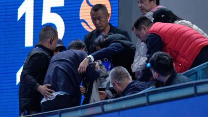 Bild: Andy Wong/AP/dpa
Helfer kümmern sich um einen Mann, der von einem Ball verletzt wurde, den der Russe Medwedew in die Zuschauerränge geschlagen hatte.