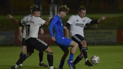 Bild: Hans Mark
Drei Spieler des FC OVI/Teunz bearbeiten einen Schwandorfer: Dier SV Schwandorf-Ettmannsdorf II gewann die Partie in Teunz mit 4:1.