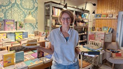 Bild: bl
Torte oder Buch? Im Buchcafé von Karin Wilnauer in Pfreimd gibt es beides. Jetzt wagt sich die Buchhändlerin an ein Literaturfestival, das der Kleinstadt eine Woche voller Lesungen mit renommierten Autoren beschert.