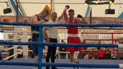 Bild: Roland Pogorelov
Eric Propp, der einen Platz im Polizeivollzugsdienst mit Sportförderung seit Mitte September hat, reihte sich einen weiterer Sieg in seine Bilanz ein. Hier schlägt er den Ukrainer Vadym Tsvihan vom KSSV Zwickau.