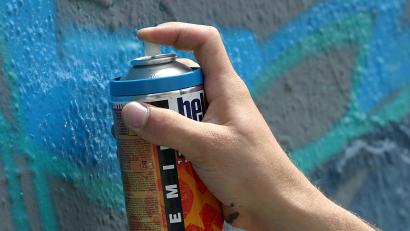 Symbolbild: Tobias Felber /dpa
Unbekannte besprühten einen Brückenpfeiler in Schwandorf mit Graffiti.