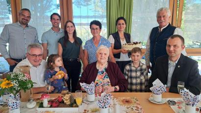 Bild: Rudolf Hirsch
Glücklich im Kreise ihrer Familie: Maria Zimmermann feierte am Sonntag ihren 95. Geburtstag. Auch Pfarrer Hannes Lorenz (links) und Dritter Bürgermeister Johann Kleber (rechts) reihten sich ein in die Schar der Gratulanten.