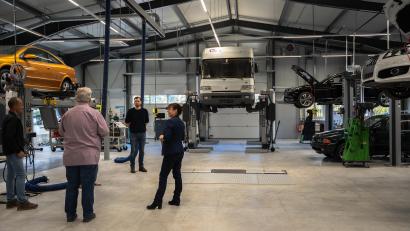 Bild: Erik Glaubitz
In der neuen Kfz-Halle der Europa-Berufsschule in Weiden werden die Mechatroniker von morgen ausgebildet.
