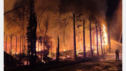 Bild: Florian Blaes/dpa
Meterhoch schlugen die Flammen am Campingplatz „Bella Italia“.