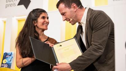 Bild: Hannes P. Albert/dpa
Der Deutsche Buchpreis ist nicht die einzige Auszeichung, die Autorin Shida Bazyar für ihren Roman „Die Lücken“ bekommen hat.