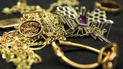Symbolbild: Bodo Marks/dpa
Die mutmaßliche Diebesbande soll auch Schmuck im Wert von rund 10.000 Euro entwendet haben. Nun müssen sich die drei Angeklagten vor dem Landgericht Amberg verantworten.
