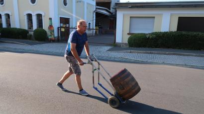 Archivbild: Bernhard Schultes
Für keine Arbeit war sich Radimerski während seiner Tätigkeit bei der Schlossbrauerei Friedenfels zu schade. Er versorgte Gaststätten, Vereinsheime, Firmen, Händler und Heimdienstkunden mit Getränken.