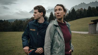 Bild: Pascal Bilgeri/ARD Degeto Film/ORF/filmpool fiction GmbH/Rundfilm/dpa
Im Krimi „Tiroler Blut“ spielt Ursula Strauss die Ermittlerin Fanny Gruber. Noah L. Perktold ist als Grubers Sohn Tobi zu sehen.