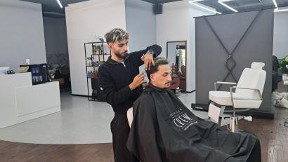 Bild: Rudolf Hirsch
Der 22-jährige Blend Jalal eröffnete kürzlich in der Schwandorfer Friedrich-Ebert-Straße einen neuen Barbershop. Sein bester Kunde ist Emre Özkalayci aus Amberg.