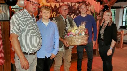 Bild: Bernhard Schultes
Die Brauereibesitzer Karlheinz Mohr (links) und Fabian Kern (Zweiter von rechts), wünschten Helmut Radimerski (Mitte) für den Ruhestand alles Gute. Mit im Bild die Familie: Tochter Isabella (rechts) und Enkel Lukas (Zweiter von links).