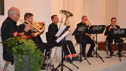 Archivbild: Josef Rosner
Im September 2022 gastierte das Ensemble Joseph Haydn Brass (Bild) schon einmal im Festsaal des Schlosses Fockenfeld. Am 10. Oktober diesen Jahres kommen die fünf Musiker aus dem Burgenland erneut nach Fockenfeld und gegen ein Benefizkonzert. Erneut verspricht das Konzert ein musikalischer Hochgenuss zu werden.