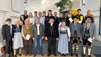 Bild: Lara Schmaus, Stadt Schwandorf
Für ihr außergewöhnliches Engagement wurden zahlreiche Schwandorferinnen und Schwandorfer mit der Ehrenamtskarte von Oberbürgermeister Andreas Feller (oben links) ausgezeichnet.