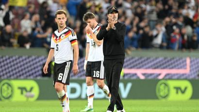 Bild: Federico Gambarini/dpa
Bundestrainer Jürgen Klopp (rechts) und Joshua Kimmich (links) nach der Niederlage gegen Griechenland in Augsburg. Erfüllt Kimmich die Führungsqualitäten die der neue Bundestrainer fordert?