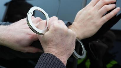 Bild: Marcus Brandt/dpa
Die Polizei nahm einen Verdächtigen fest, zwei weitere Männer flüchteten. (Symbolbild)