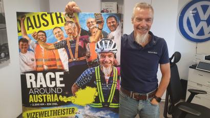 Bild: mr
Herbert Manz mit einer Bildcollage vom Race across Austria, die ihm seine Schwiegertochter geschenkt hat.