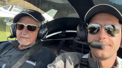 Bild: Moritz Übler
Opa Erwin (v.l.) und Moritz machten sich kurz nach dem ersten bestandenen ersten Flugschein mit dem Ultraleichtflugzeug auf nach St. Johann in Tirol.