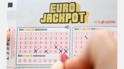 Bild: Bernd Weißbrod/dpa
Beim Eurojackpot tippen die Teilnehmer fünf Zahlen und zwei Zusatzzahlen.