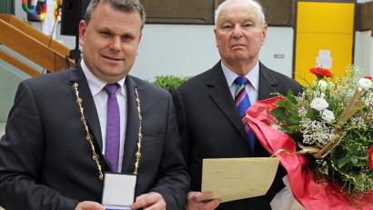 Archivbild: Norbert Härtl, Archiv Stadt Windischeschenbach
Siegfried Weber (rechts) erhielt 2016 aus den Händen von Bürgermeister Karlheinz Budnik die Bürgermedaille der Stadt Windischeschenbach. Zehn Jahre später ist Weber jetzt im Alter von 95 Jahren verstorben.