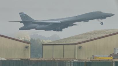 Bild: Alastair Grant/AP/dpa
Die Vereinigten Staaten haben Langstreckenbomber von einem Militärstützpunkt in Großbritannien abgezogen - US-Medien berichten, warum.
