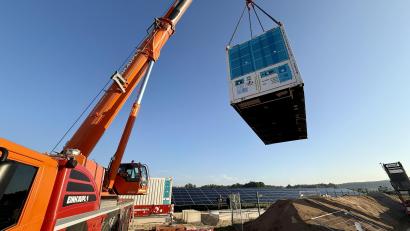 Bild: upl
Hier schweben die Batteriespeicher ein. Vier solcher Container werden zwischen Schweighof und Neubernricht montiert.