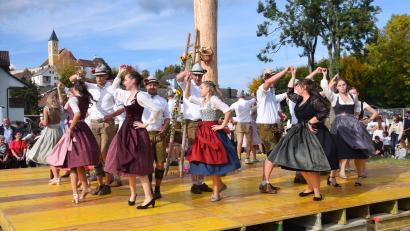 Bild: Paul Böhm
Bestes Spätsommerwetter hat heuer die Wiesenkirchweih in Allersburg begleitet. Die gezeigten Brauchtumstänze waren einmal mehr der Hingucker des Baumaustanzens am Fuße des Kirchberges von St. Michael.