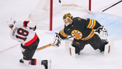 Bild: Charles Krupa/AP/dpa
Tim Stützle traf schon im ersten Drittel doppelt gegen die Bruins.