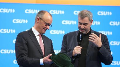 Bild: Karl-Josef Hildenbrand/dpa
Die Chefs von CDU und CSU besuchen regelmäßig die Parteitage der Schwesterparteien. (Archivbild)