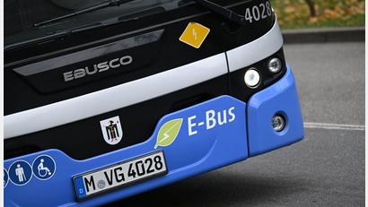 Bild: Angelika Warmuth/dpa
Bei der Umrüstung auf E-Busse liegt München nach einer Untersuchung im Mittelfeld. (Archivbild)