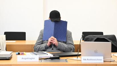 Bild: Felix Hörhager/dpa
Ein 39 Jahre alter Mann soll in Zwiesel zwei Nachbarinnen und einen Nachbarn ermordet haben. Gegen ihn hat nun vor dem Landgericht Deggendorf der Prozess begonnen.